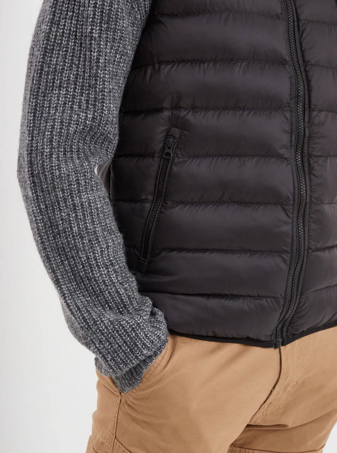 Black sleeveless down jacket “103101”