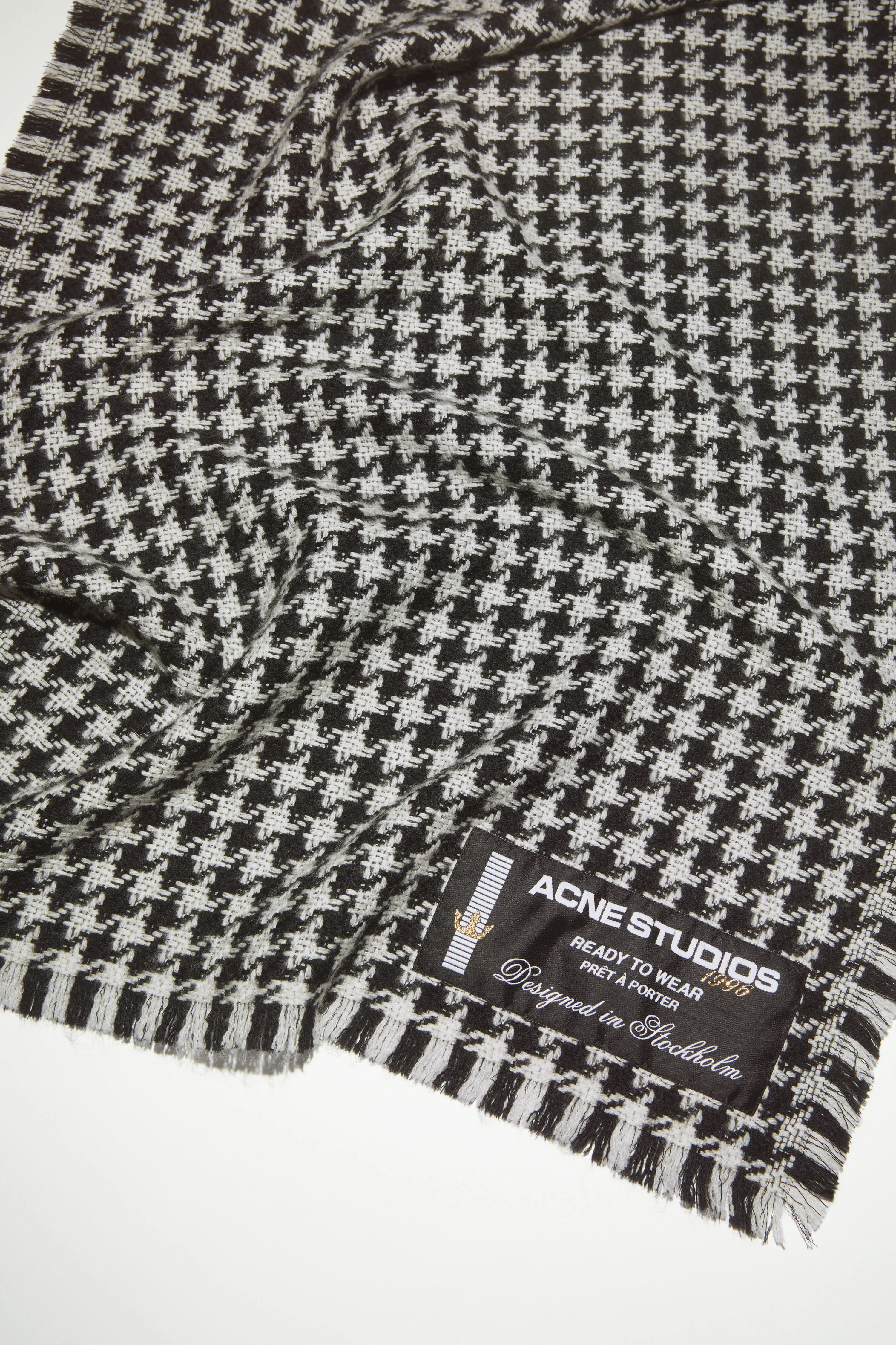 Houndstooth wool scarf